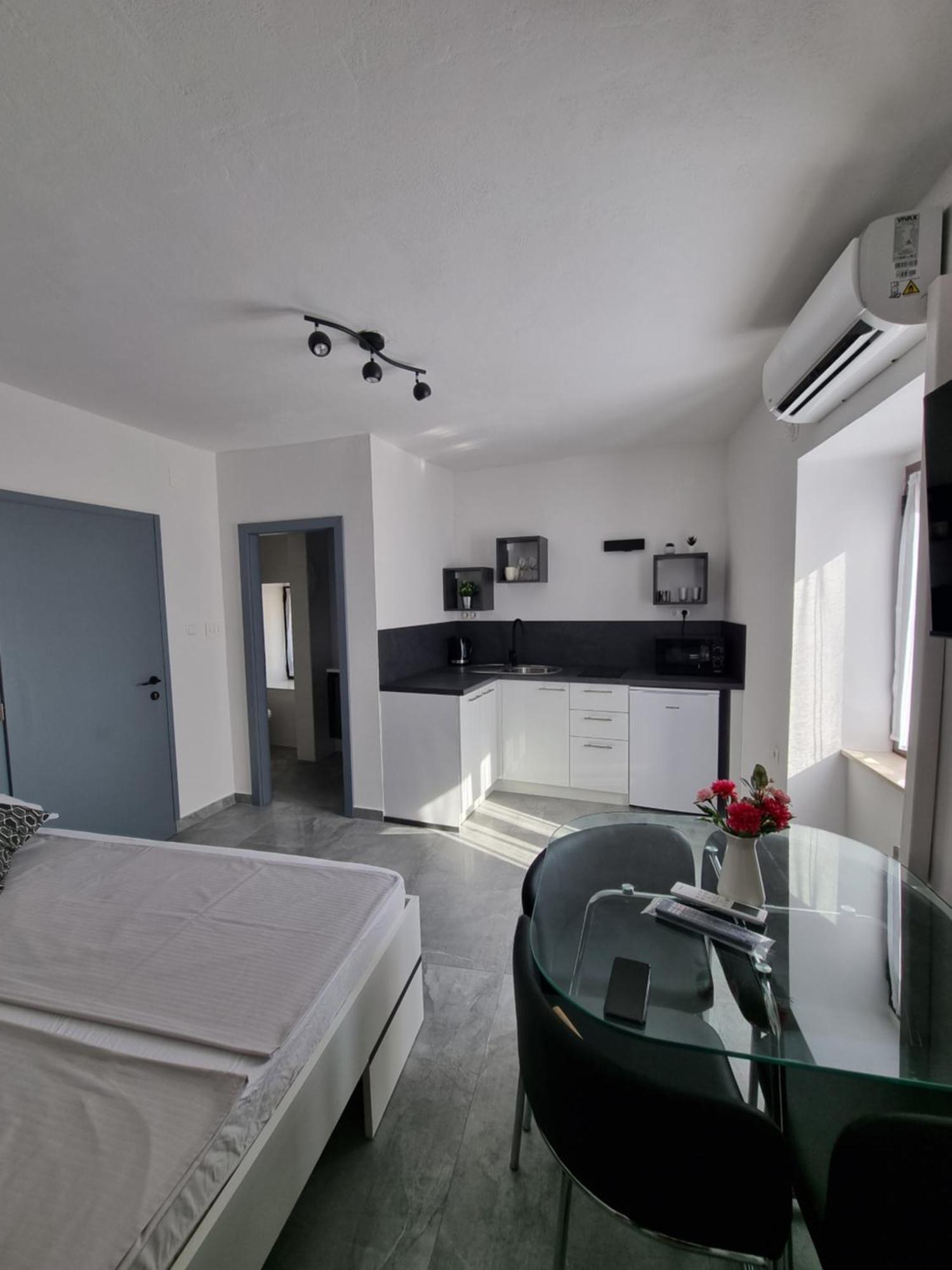Apartments And Room Vela Senj  Cameră foto